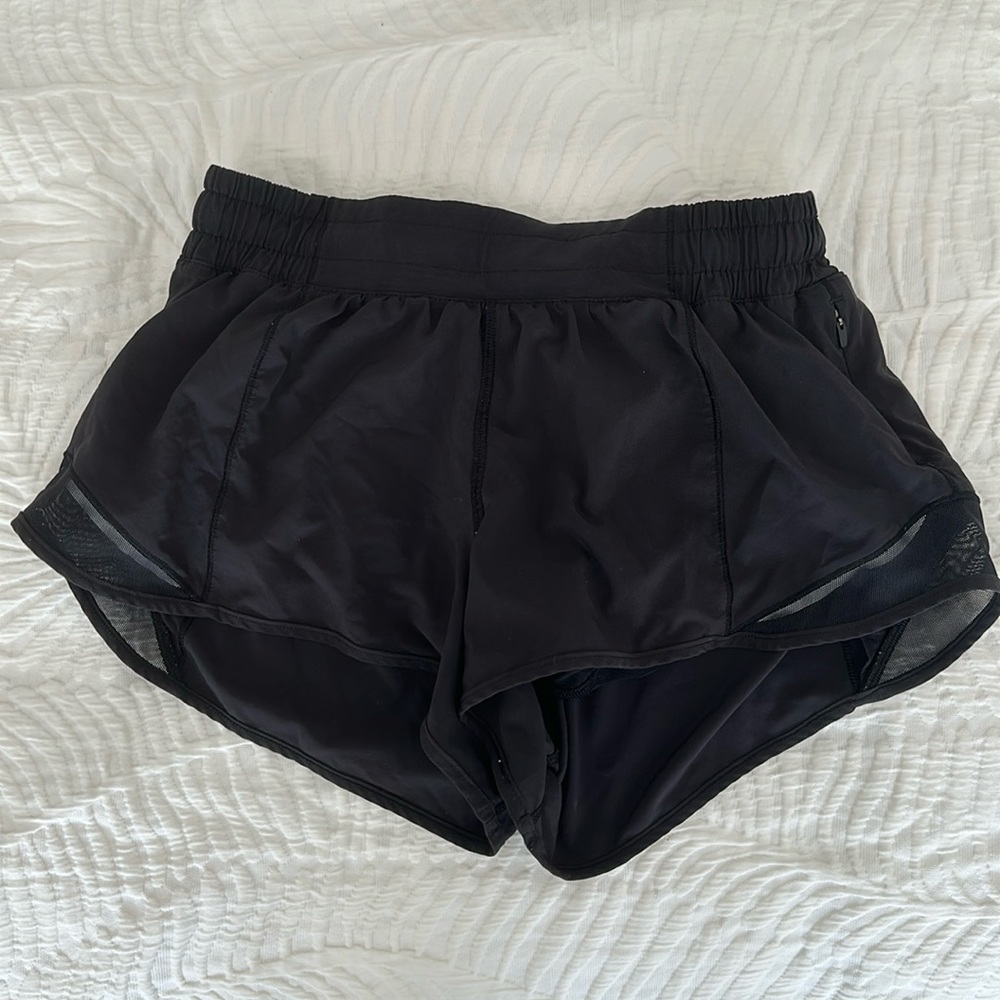 Women’s Lululemon black hotty hot low rise lined short 2.5”